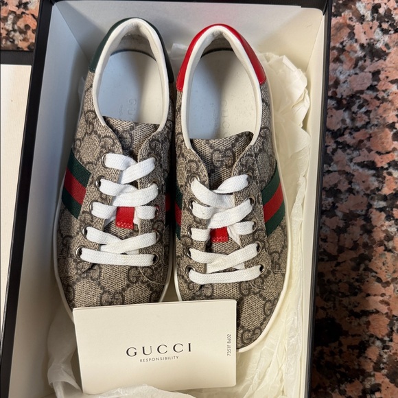 Gucci Beige Monogram Sneakers with Red and Green Accents - Picture 5 of 6